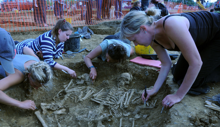 Archaeologists excavate skeletons in Oakington, Cambridgeshire