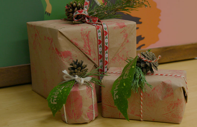 A colleciton of eco-wrapped gifts of different sizes.