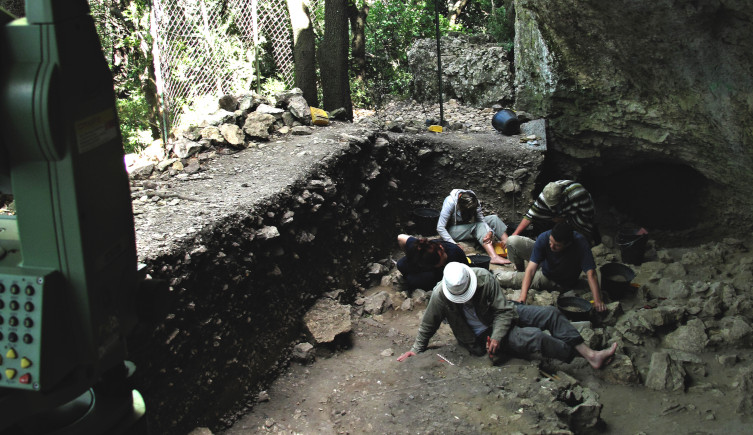 Archaeologists excavate the Neronian layer in Grotte Mandrin