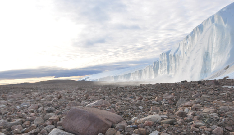 A rocky beach in front of the Hiawatha glacier