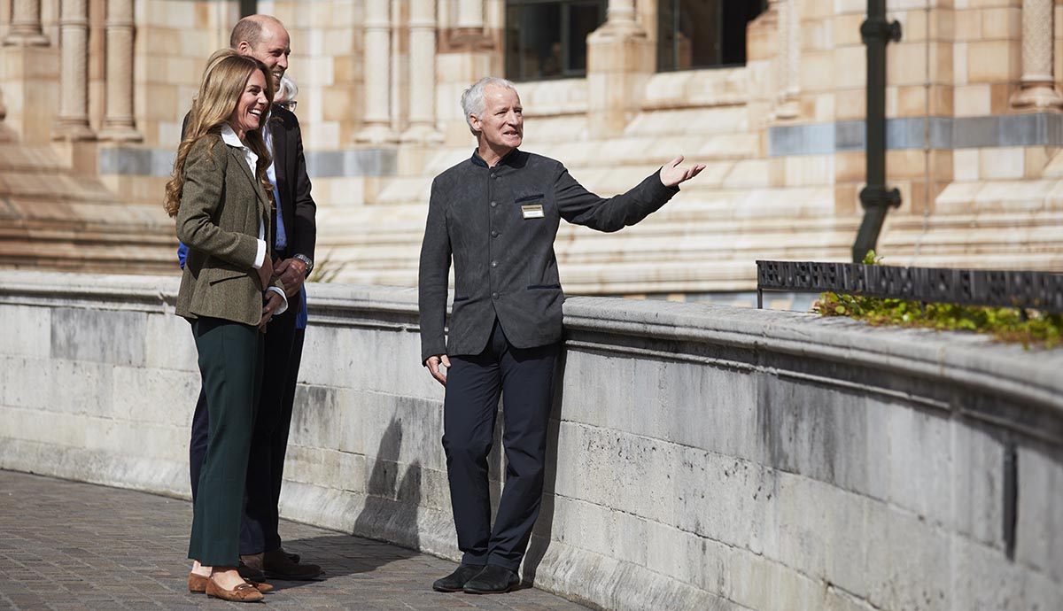 The Natural History Museum's Director showing Kate and Will a quote from Attenborough outside the front of the Museum. 