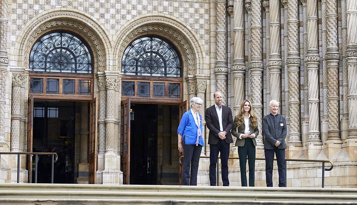 Will and Kate stood on the steps of the Natural History Museum. 