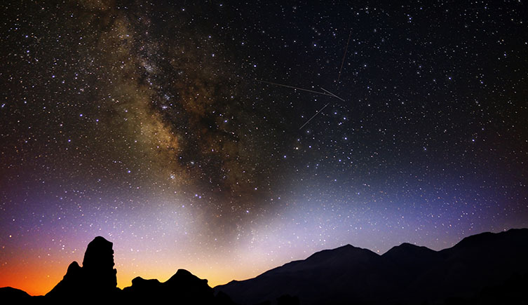 Meteor shower in front of the Milky Way