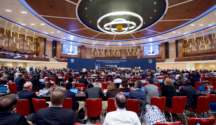 Delegates to the 28th Meeting of Parties to the Montreal Protocol listen to a speech by John Kerry.