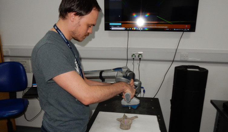 Tom Ranson uses a scanning arm to digitise a plesiosaur vertebrae.