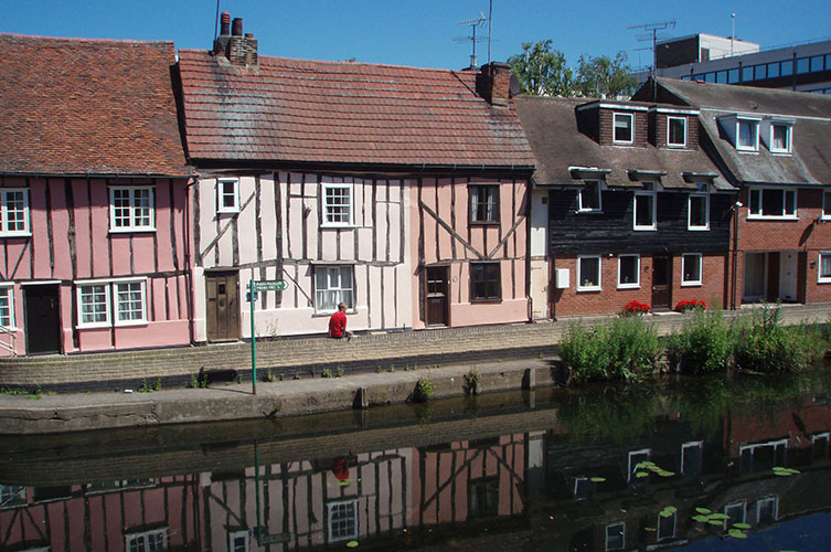 River and pretty houses in Colchester