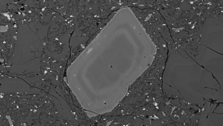 A pyroxene crystal from Popocatépetl under the microscope