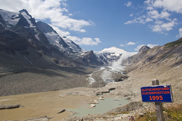 Знак отмечает, где ледник Пастерце достиг в 1995 году, а отступивший ледник сейчас далеко позади него.
