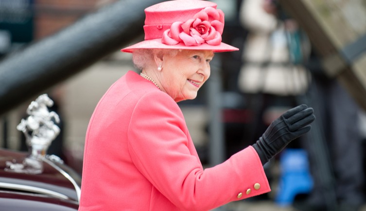 Королева Елизавета II машет рукой
