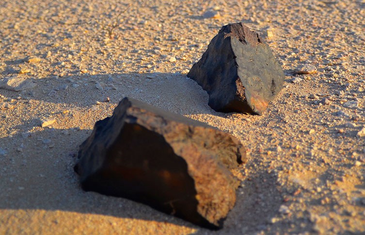 Две угловатые скалы сидят в песке